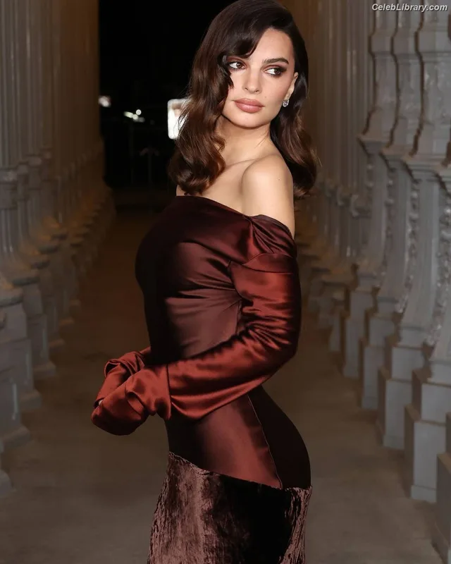 Emily Ratajkowski photo 21 of 3958