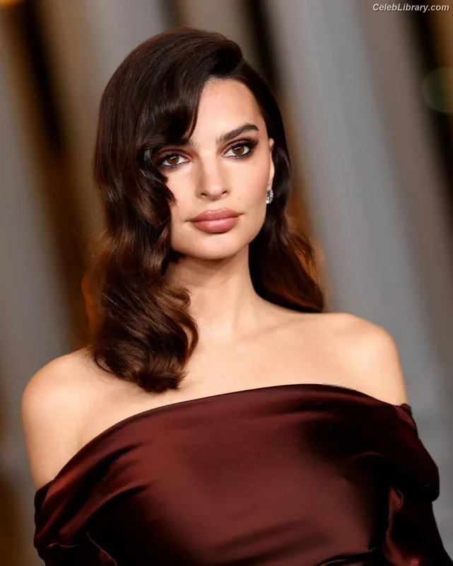 Emily Ratajkowski photo 1 of 3958