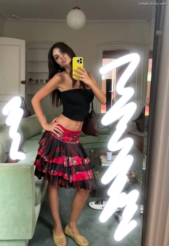 Emily Ratajkowski photo 3 of 3958