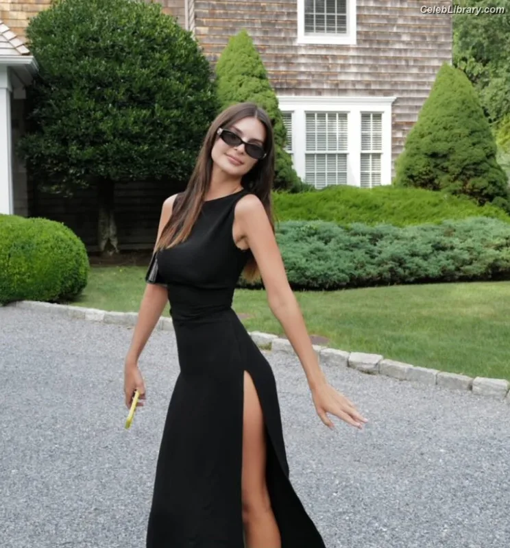 Emily Ratajkowski photo 11 of 3958