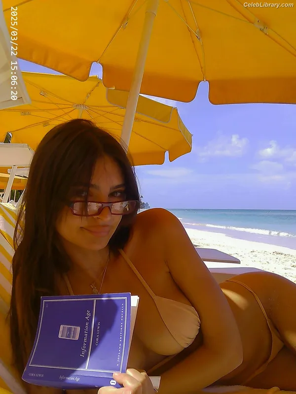 Emily Ratajkowski photo 12 of 3958