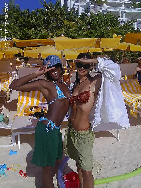 Emily Ratajkowski photo 13 of 3958