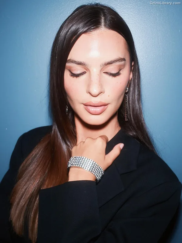 Emily Ratajkowski photo 17 of 3958