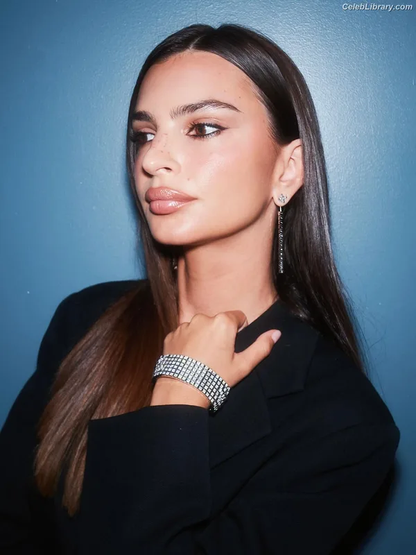 Emily Ratajkowski photo 19 of 3958