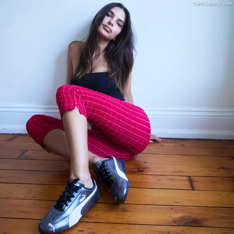 Emily Ratajkowski photo 24 of 3958