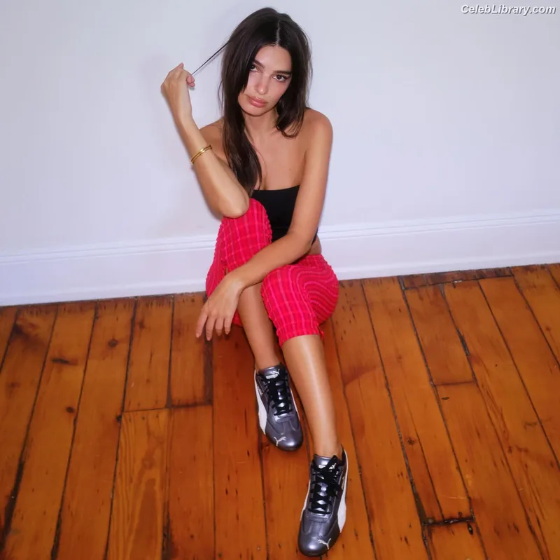 Emily Ratajkowski photo 1 of 3958