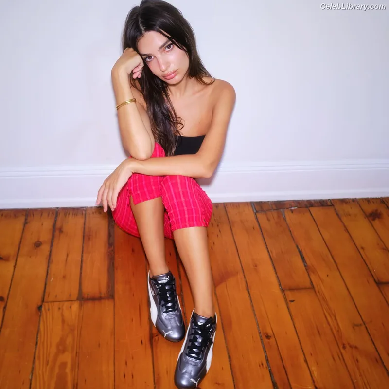 Emily Ratajkowski photo 4 of 3958