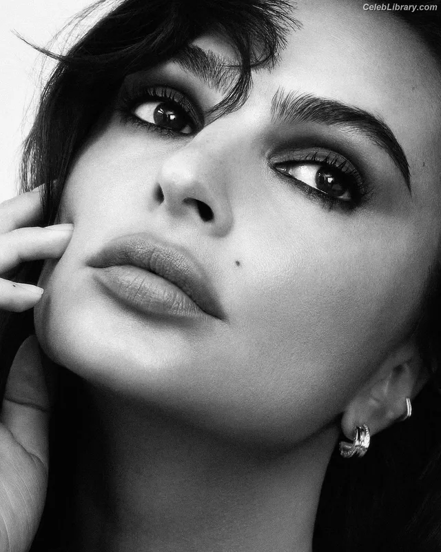 Emily Ratajkowski photo 13 of 3958