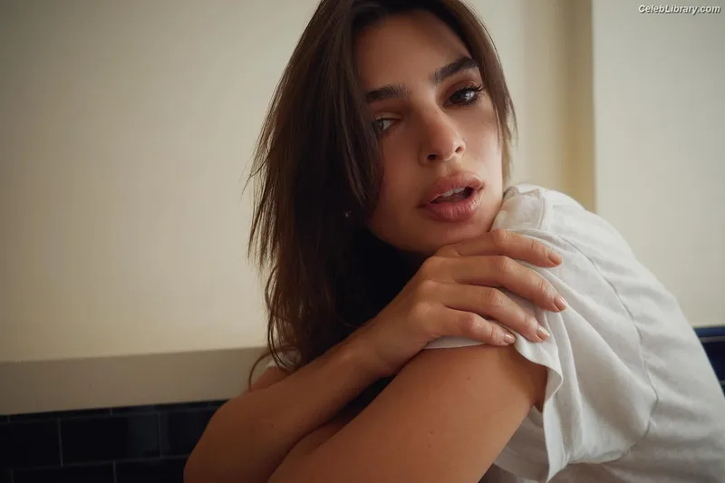 Emily Ratajkowski photo 21 of 3958