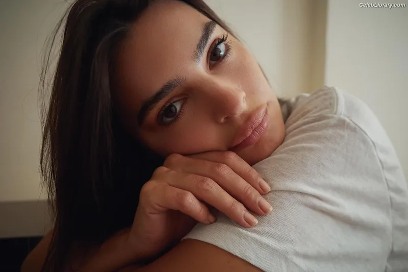 Emily Ratajkowski photo 22 of 3958
