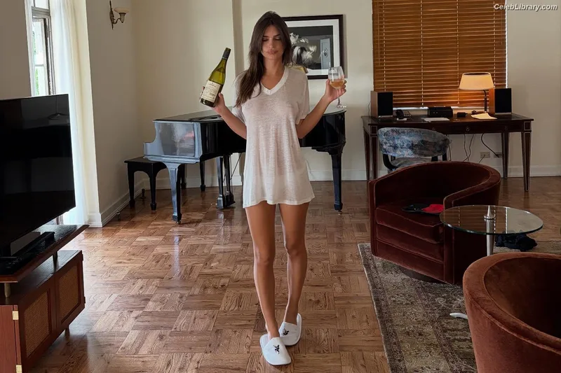 Emily Ratajkowski photo 6 of 3958