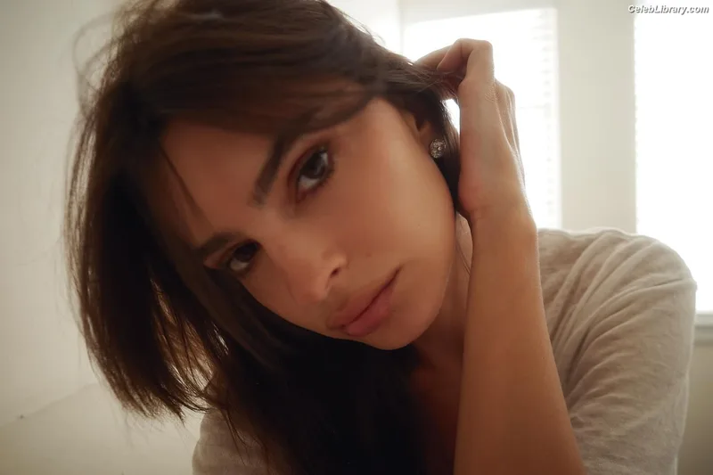 Emily Ratajkowski photo 9 of 3958
