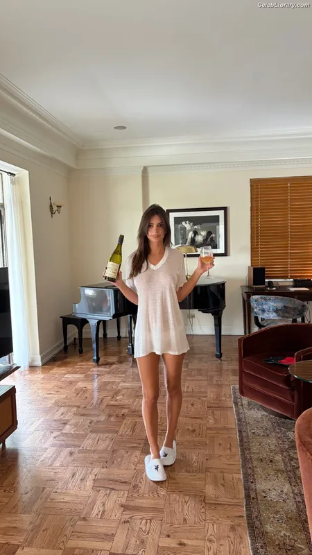 Emily Ratajkowski photo 11 of 3958