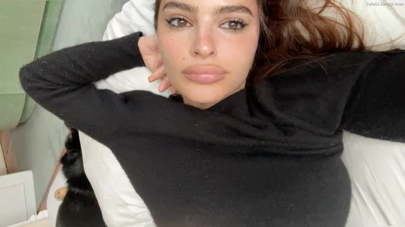 Emily Ratajkowski photo 12 of 3958