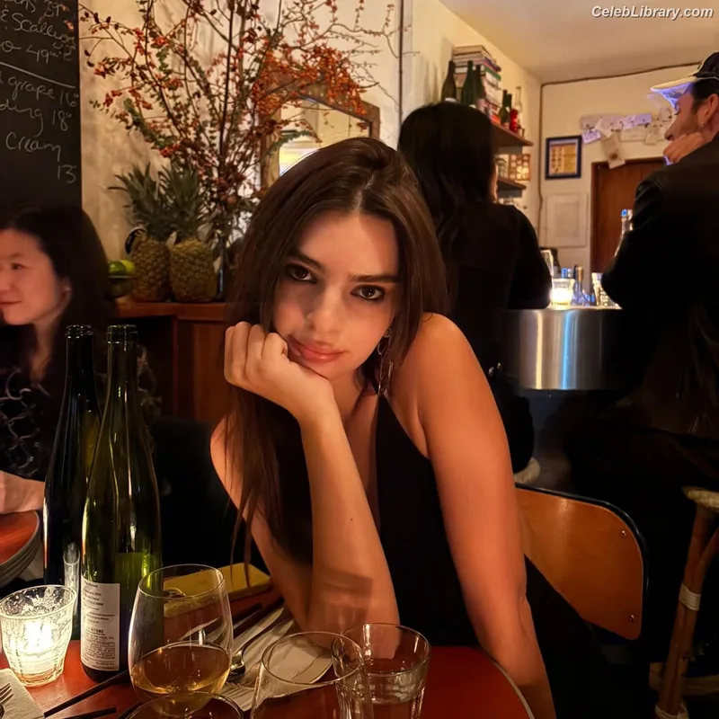 Emily Ratajkowski photo 14 of 3958