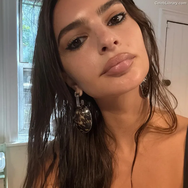 Emily Ratajkowski photo 15 of 3958