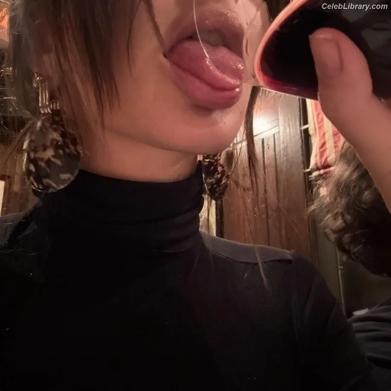 Emily Ratajkowski photo 17 of 3958