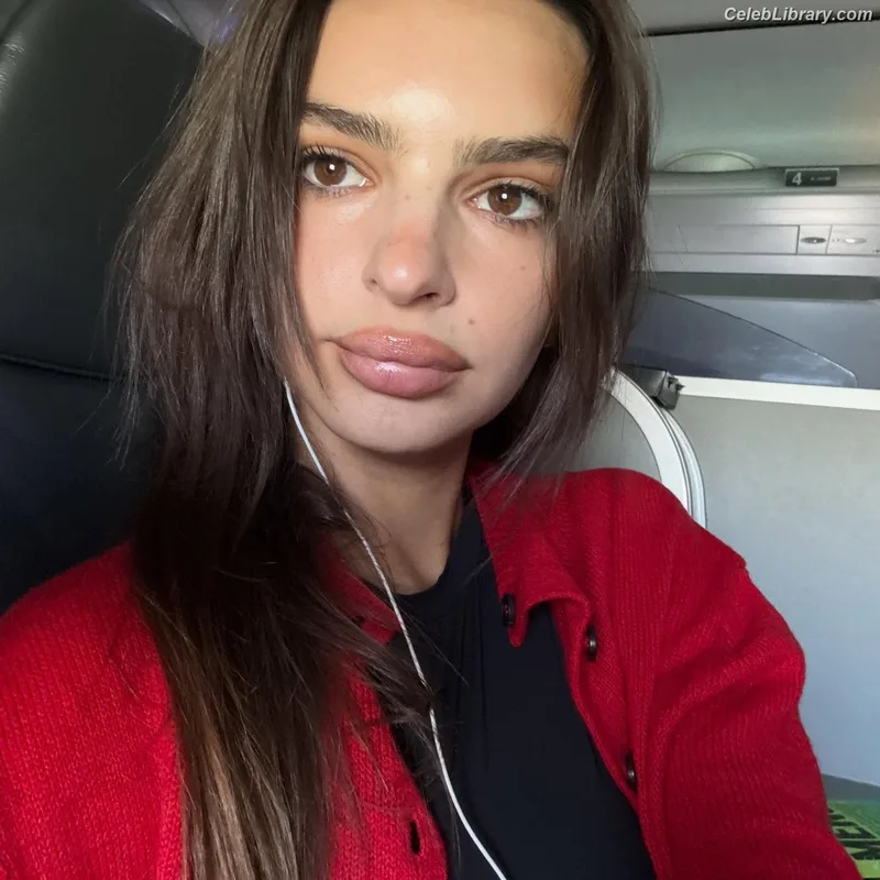 Emily Ratajkowski photo 20 of 3958