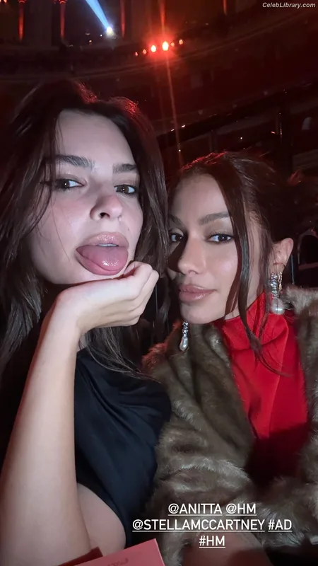 Emily Ratajkowski photo 1 of 3958