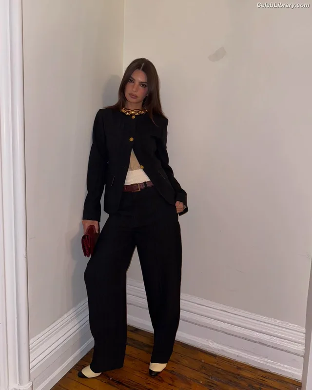 Emily Ratajkowski photo 3 of 3958