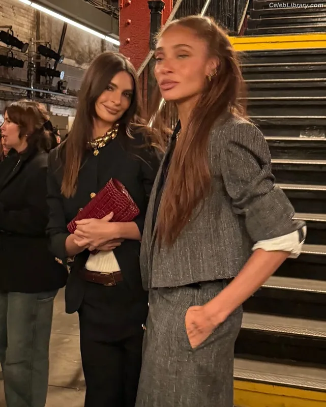 Emily Ratajkowski photo 6 of 3958