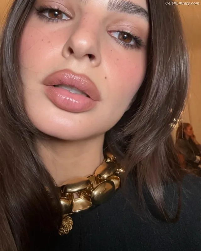 Emily Ratajkowski photo 7 of 3958