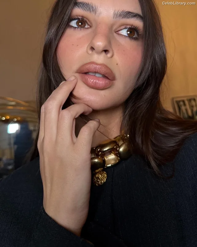 Emily Ratajkowski photo 8 of 3958