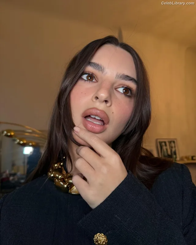 Emily Ratajkowski photo 9 of 3958