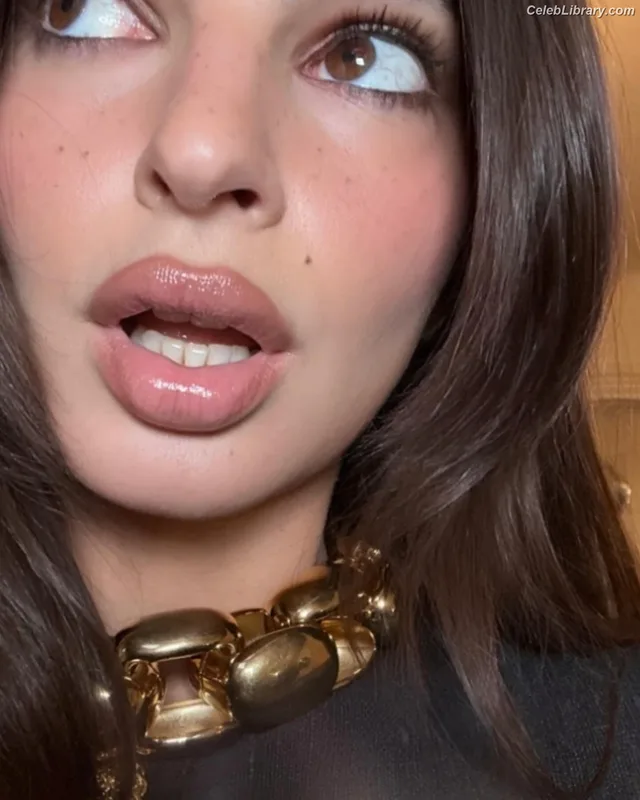 Emily Ratajkowski photo 10 of 3958