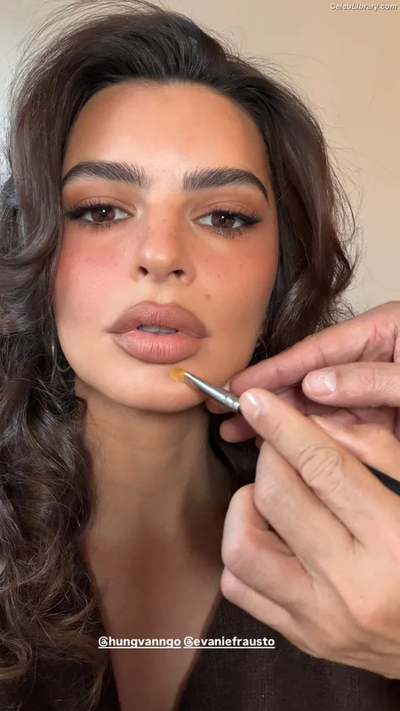 Emily Ratajkowski photo 12 of 3958