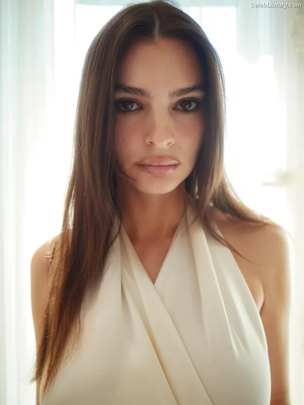 Emily Ratajkowski photo 20 of 3958