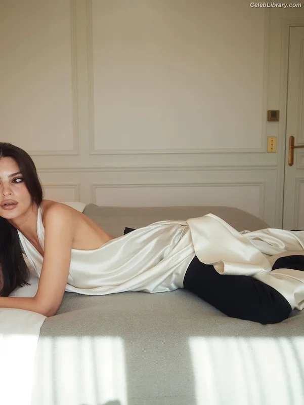 Emily Ratajkowski photo 3 of 3958