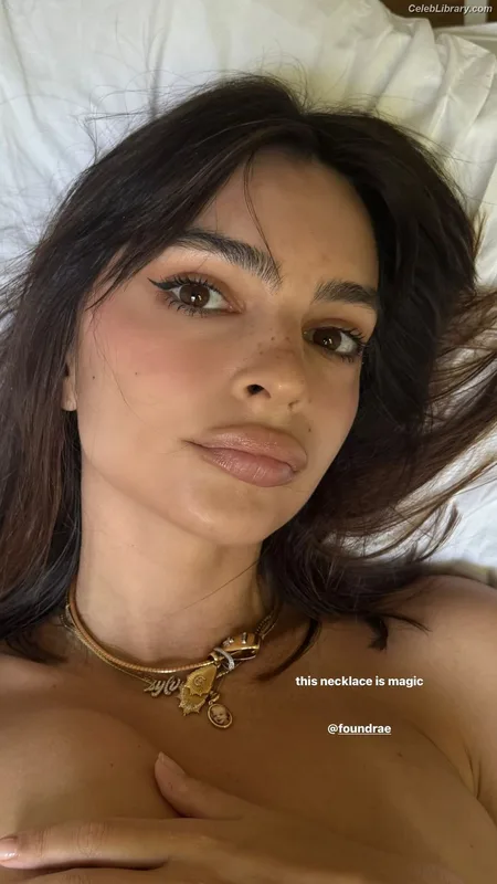 Emily Ratajkowski photo 4 of 3958