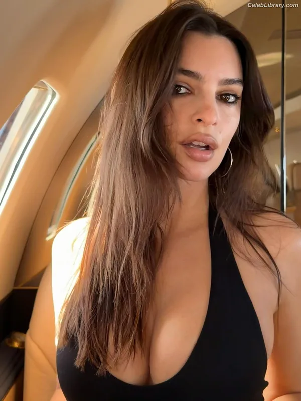 Emily Ratajkowski photo 7 of 3958