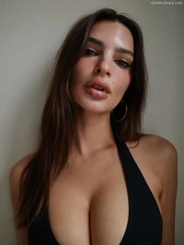 Emily Ratajkowski photo 8 of 3958