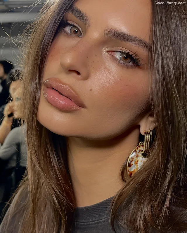 Emily Ratajkowski photo 14 of 3958