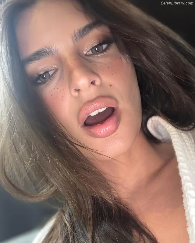 Emily Ratajkowski photo 17 of 3958