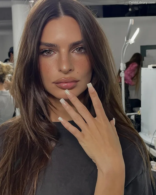 Emily Ratajkowski photo 18 of 3958