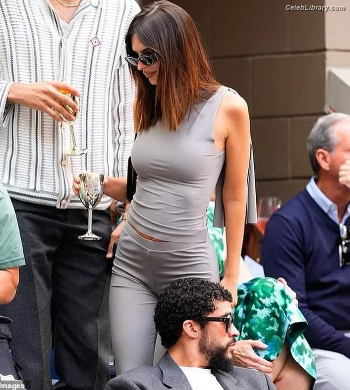 Emily Ratajkowski photo 2 of 3958