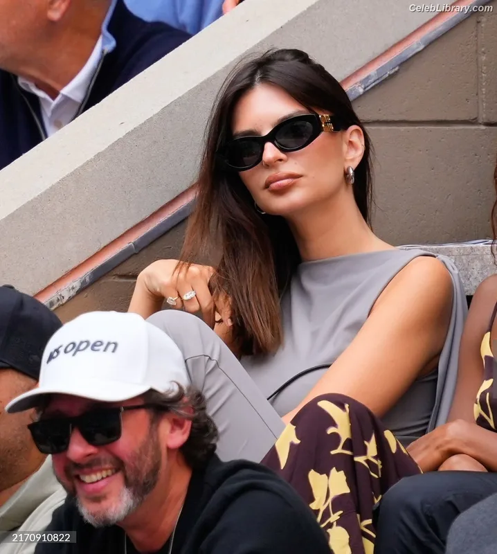 Emily Ratajkowski photo 5 of 3958