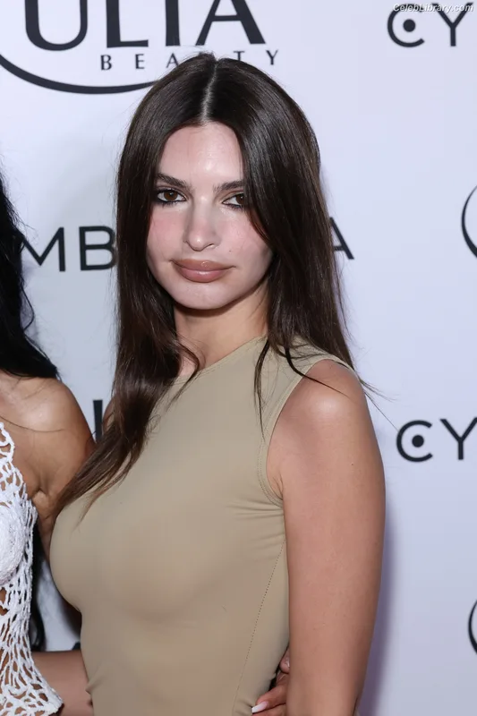 Emily Ratajkowski photo 24 of 3958