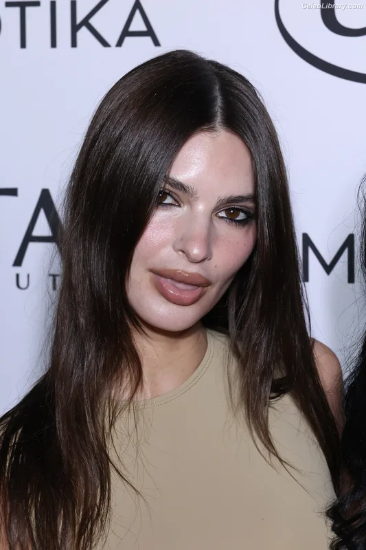 Emily Ratajkowski photo 1 of 3958