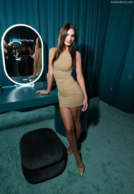 Emily Ratajkowski photo 8 of 3958