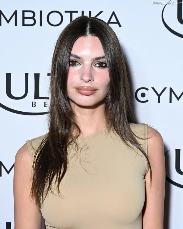 Emily Ratajkowski photo 20 of 3958