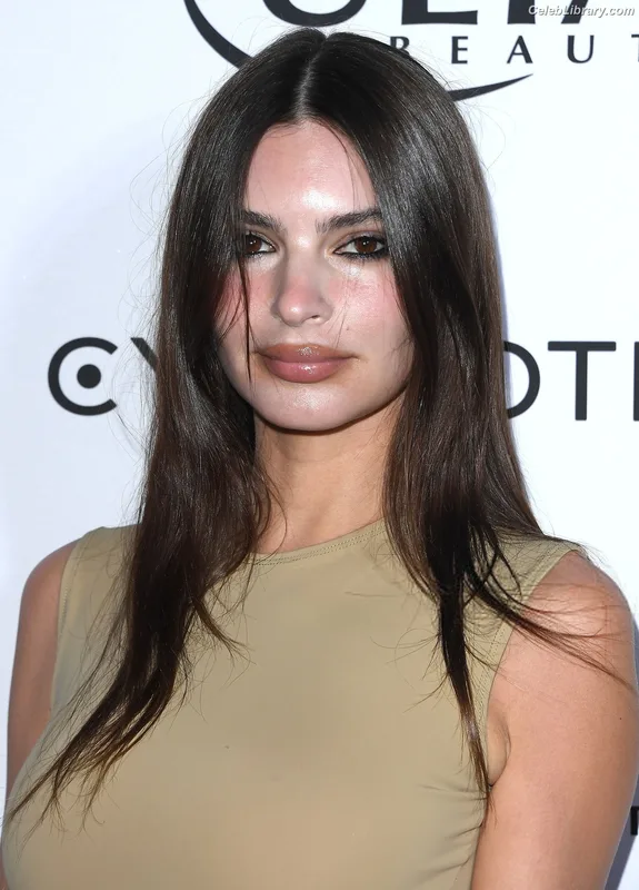 Emily Ratajkowski photo 1 of 3958