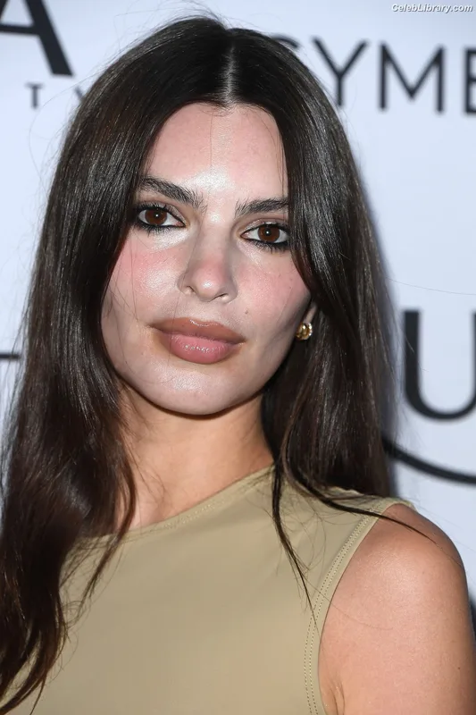 Emily Ratajkowski photo 2 of 3958