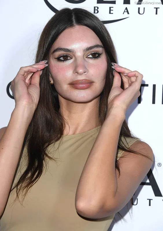 Emily Ratajkowski photo 3 of 3958