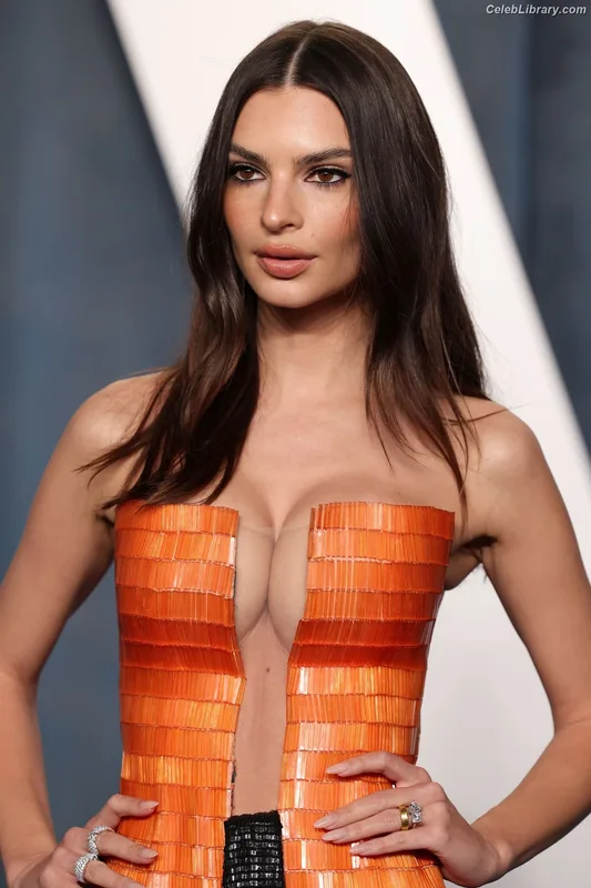 Emily Ratajkowski photo 10 of 3958