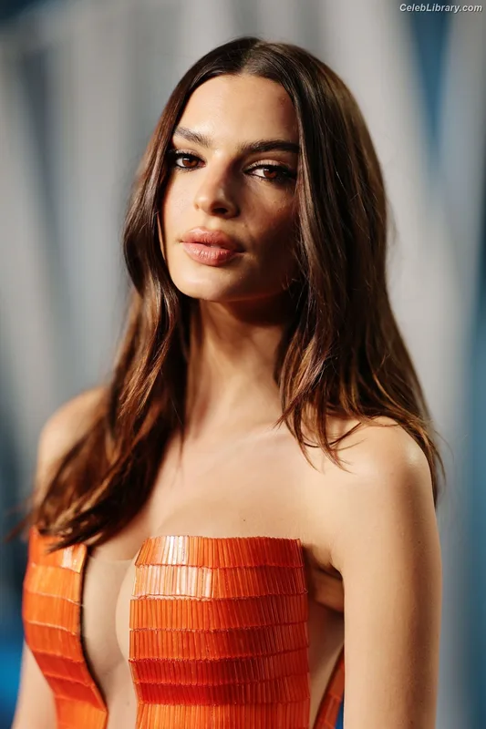 Emily Ratajkowski photo 11 of 3958