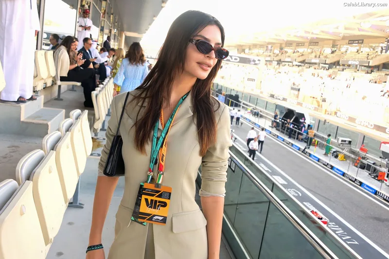 Emily Ratajkowski photo 21 of 3958